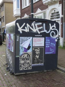 902414 Afbeelding van een tijdelijke bovengrondse container voor vuilniszakken aan de Leidseweg te Utrecht, met o.a. ...